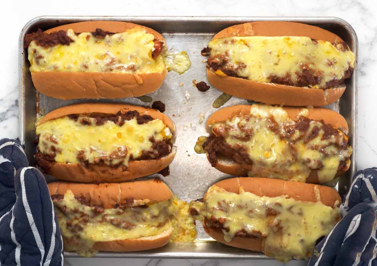 Chili dogs horneados recién salidos del horno