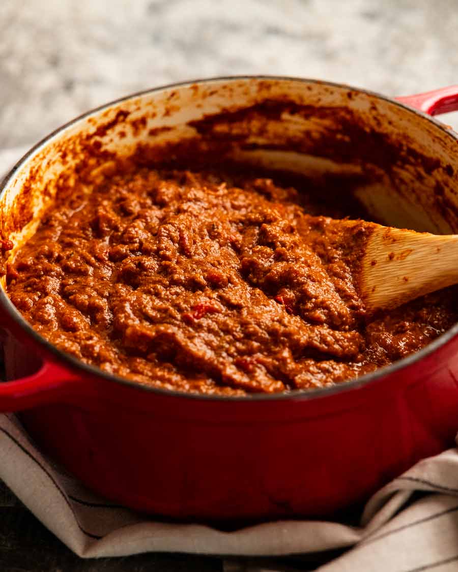 Olla de salsa chili para chili dogs