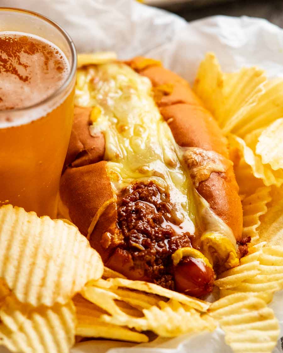 Chili dogs con papas fritas