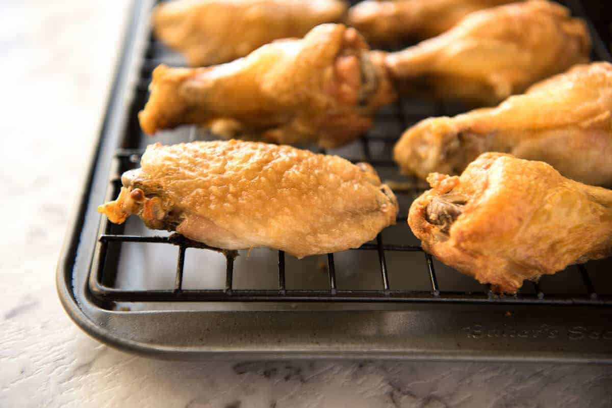 ¡Estas alitas al horno son tan crujientes que pensarás que han sido fritas! ¡Te sorprenderá lo fáciles que son de hacer! recetatineats.com