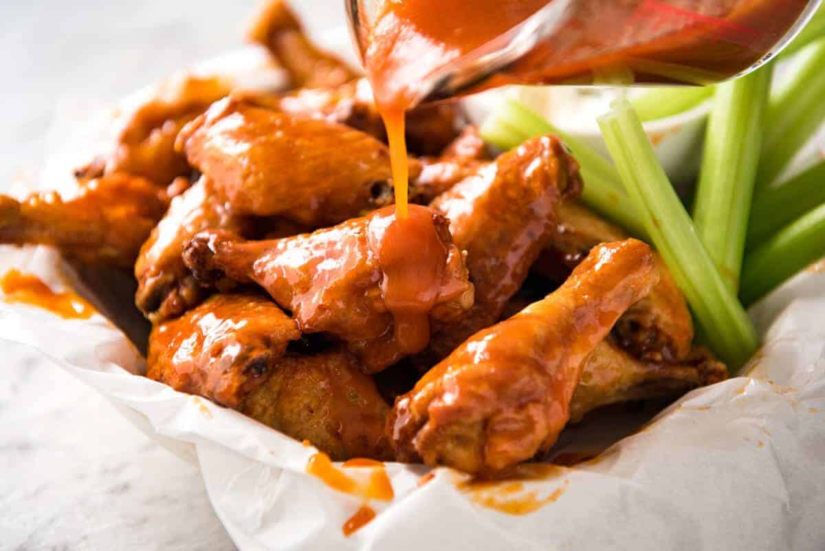 Alitas de búfalo al horno verdaderamente crujientes: no hay falsas promesas aquí, estas alitas son muy crujientes e increíblemente fáciles de hacer. Bañadas en una Salsa Búfalo clásica y servidas con salsa de queso azul. ¡Mira el video de la receta para ESCUCHAR cuán crujientes son! recetatineats.com
