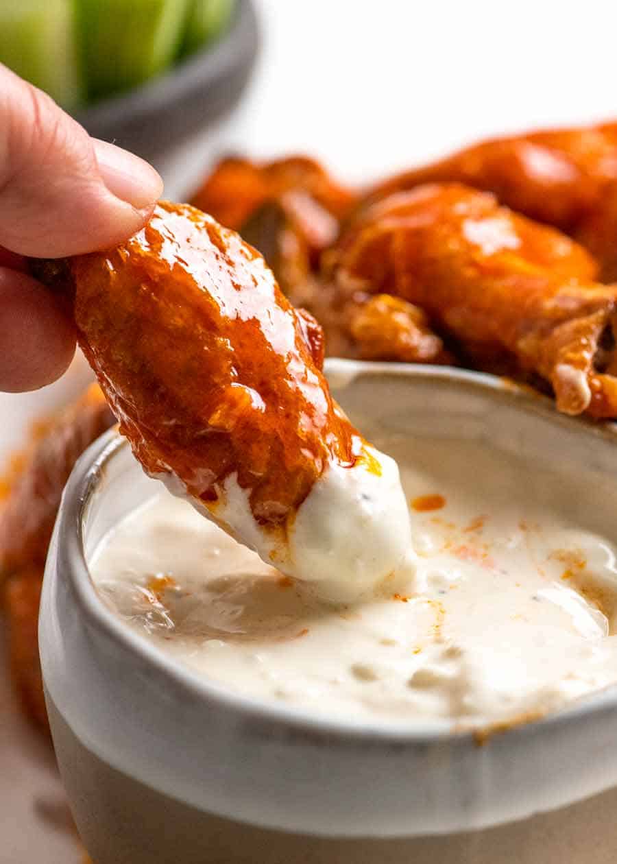 Cerrar mojar ala de búfalo en salsa de queso azul