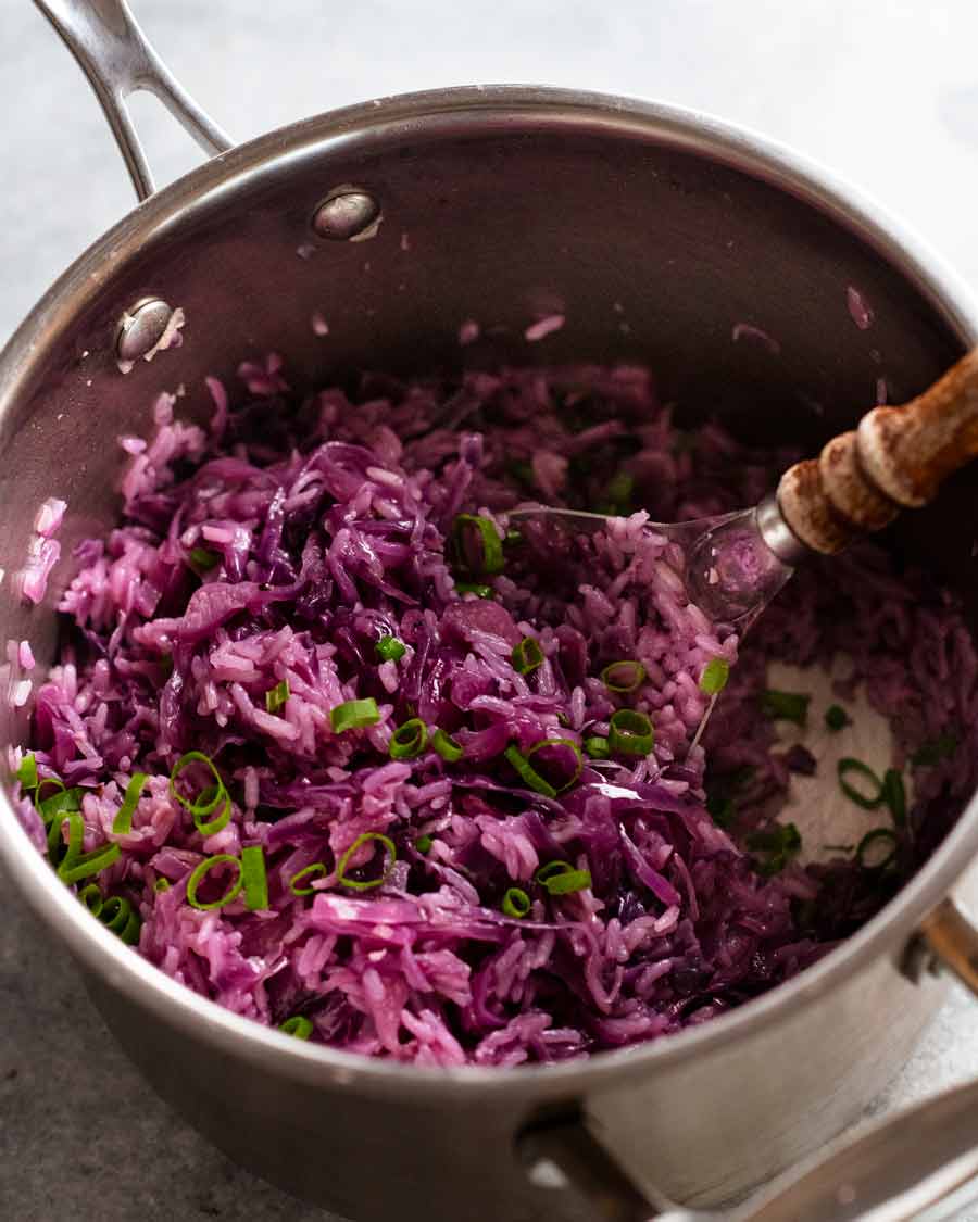 Arroz morado cocido en olla