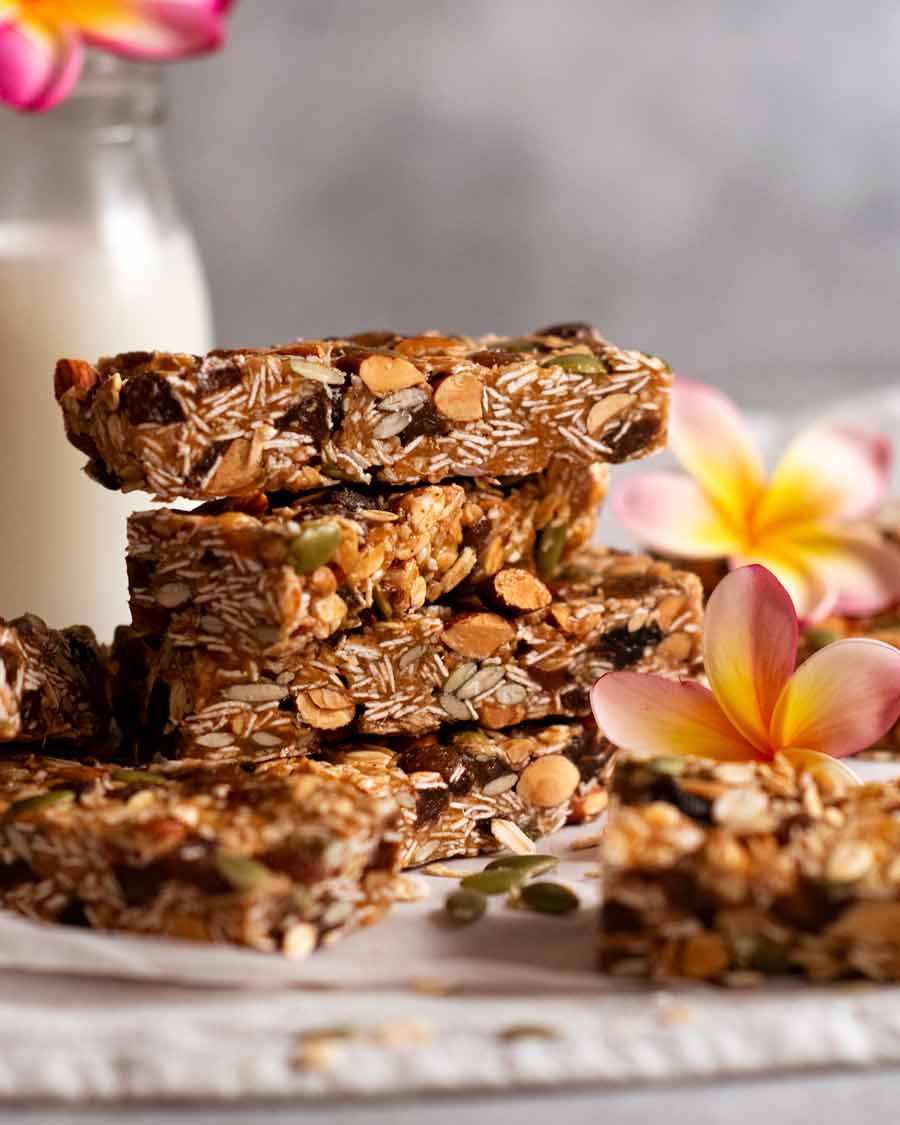 Pila de barras de muesli caseras (barras de granola)