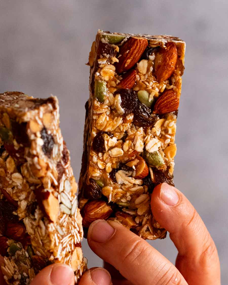 Mano sosteniendo barras de muesli (barras de granola)