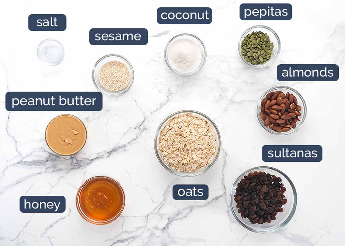 Ingredientes en las barras de muesli caseras (barras de granola)