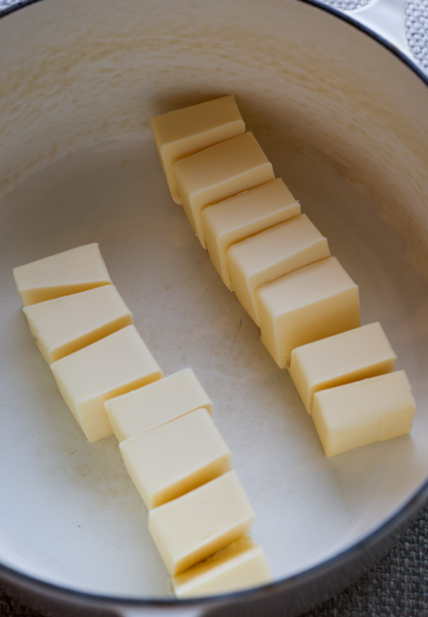 mantequilla en cubos en una olla de salsa