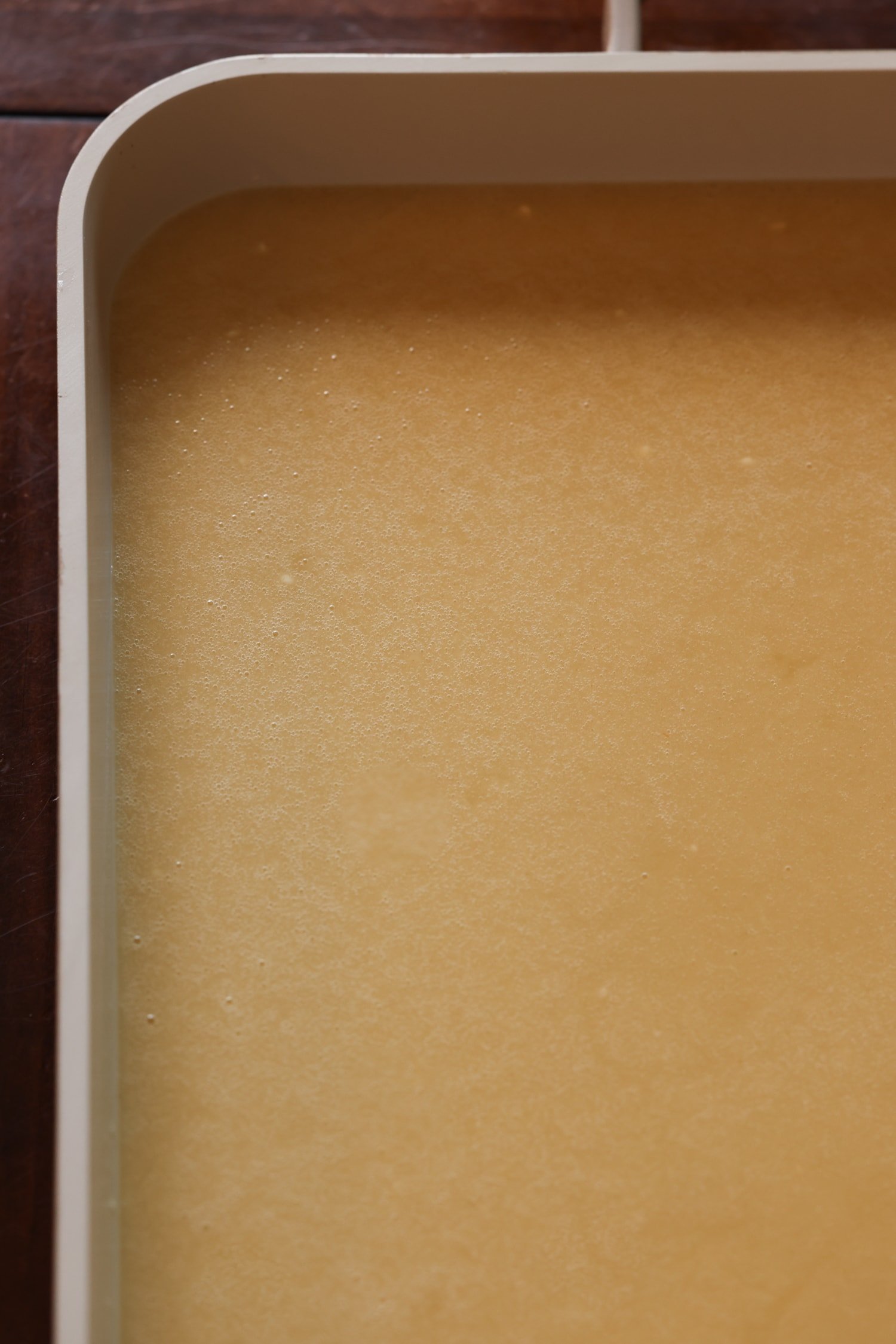 masa de pastel en una bandeja para hornear antes de entrar en el horno