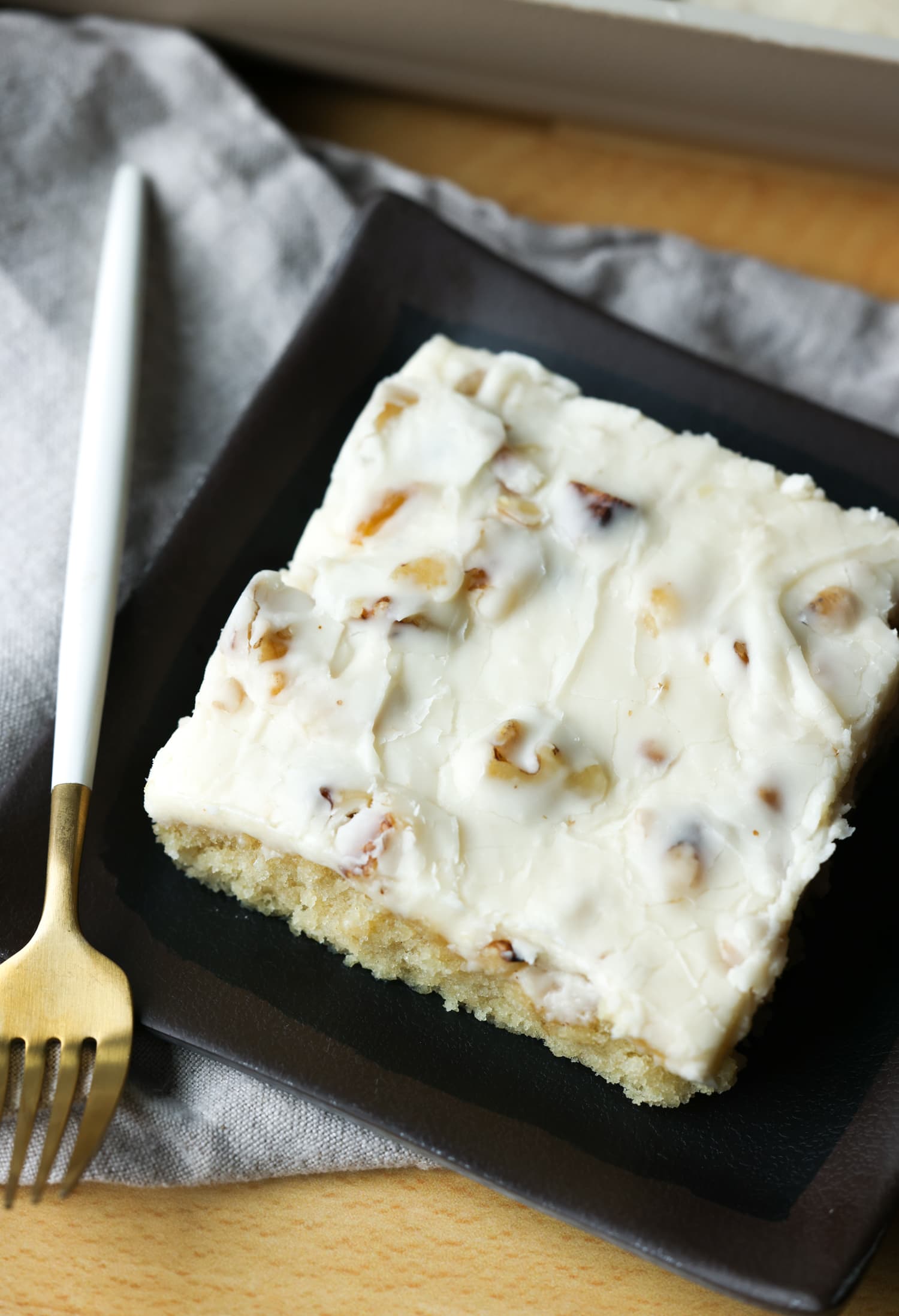 Una rebanada de pastel de hoja de Texas blanco en un plato