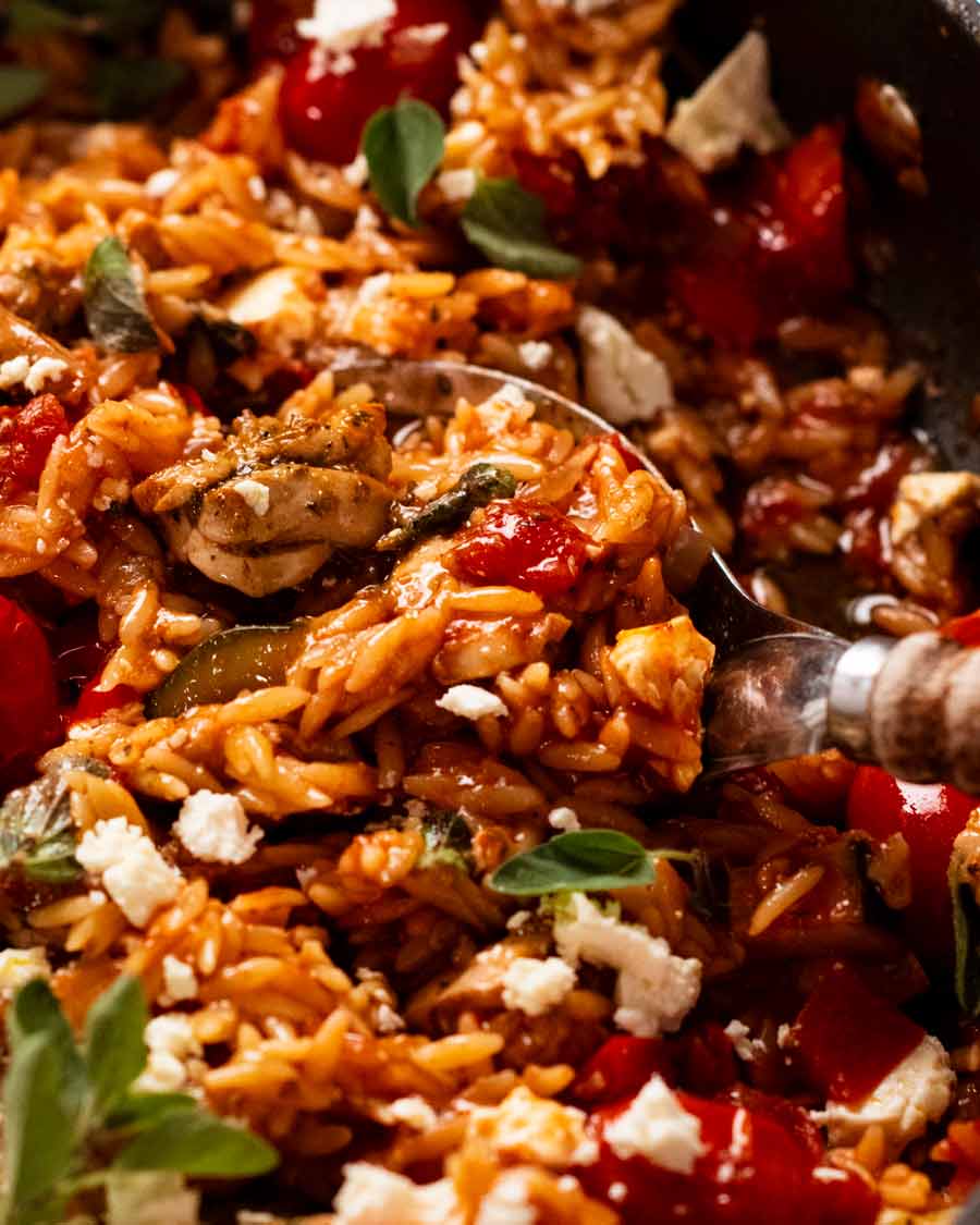 Cerca de One Pot Risoni de pollo griego (Orzo)