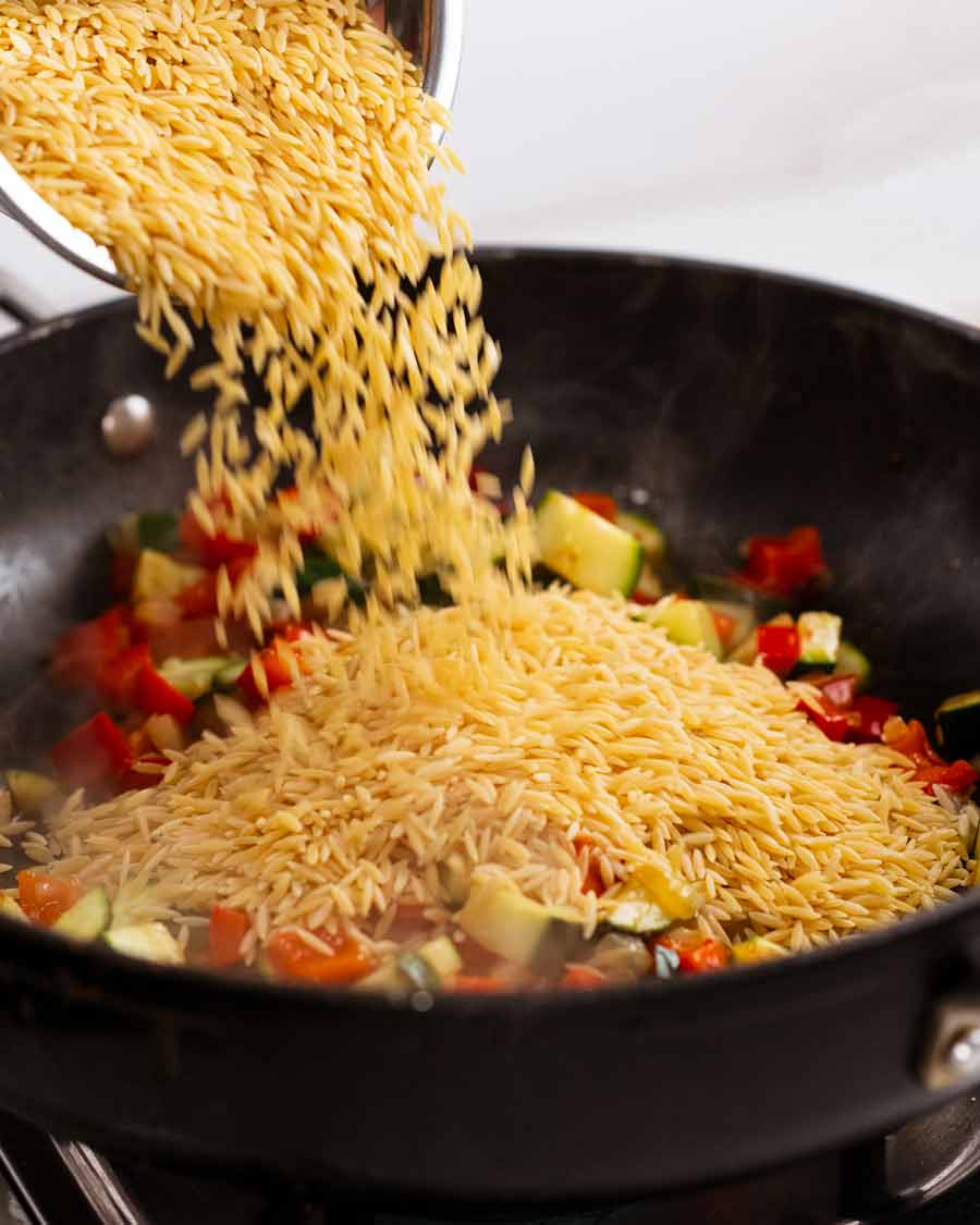 Hacer un risoni de pollo griego en una olla (Orzo)