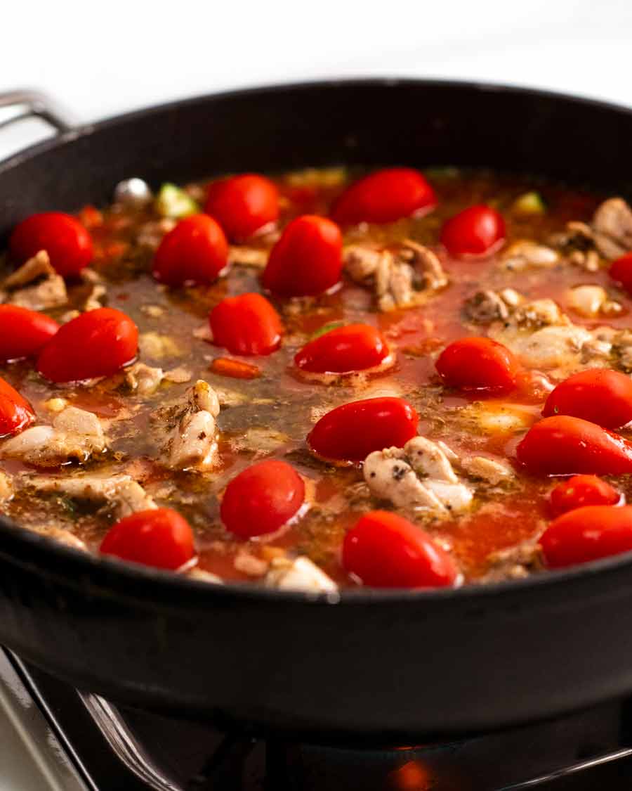 Hacer un risoni de pollo griego en una olla (Orzo)