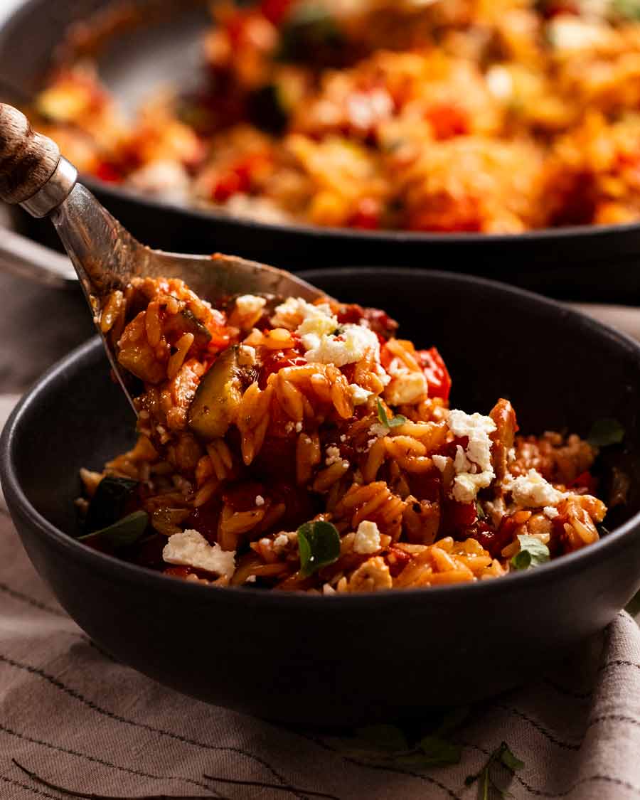 Sirviendo una olla Risoni de pollo griego (Orzo)