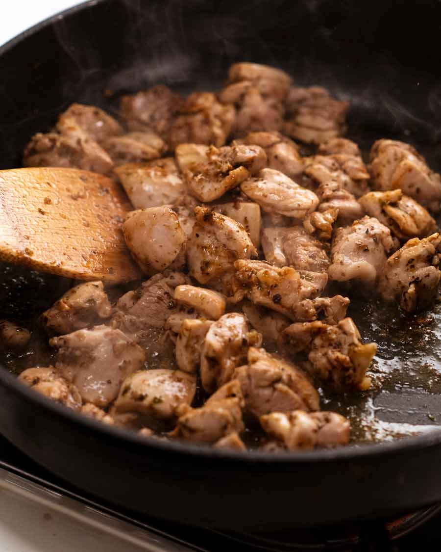 Hacer un risoni de pollo griego en una olla (Orzo)