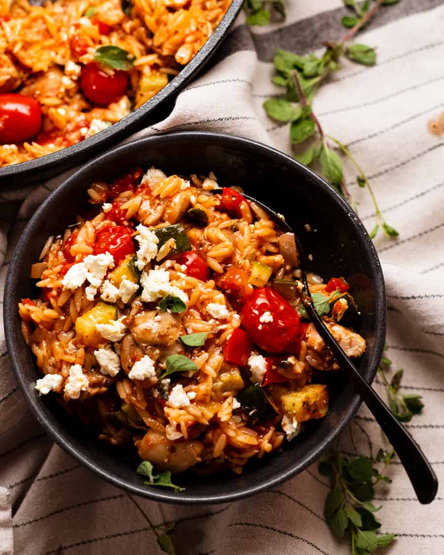 Risoni de pollo griego de una olla (Orzo) en un tazón listo para comer