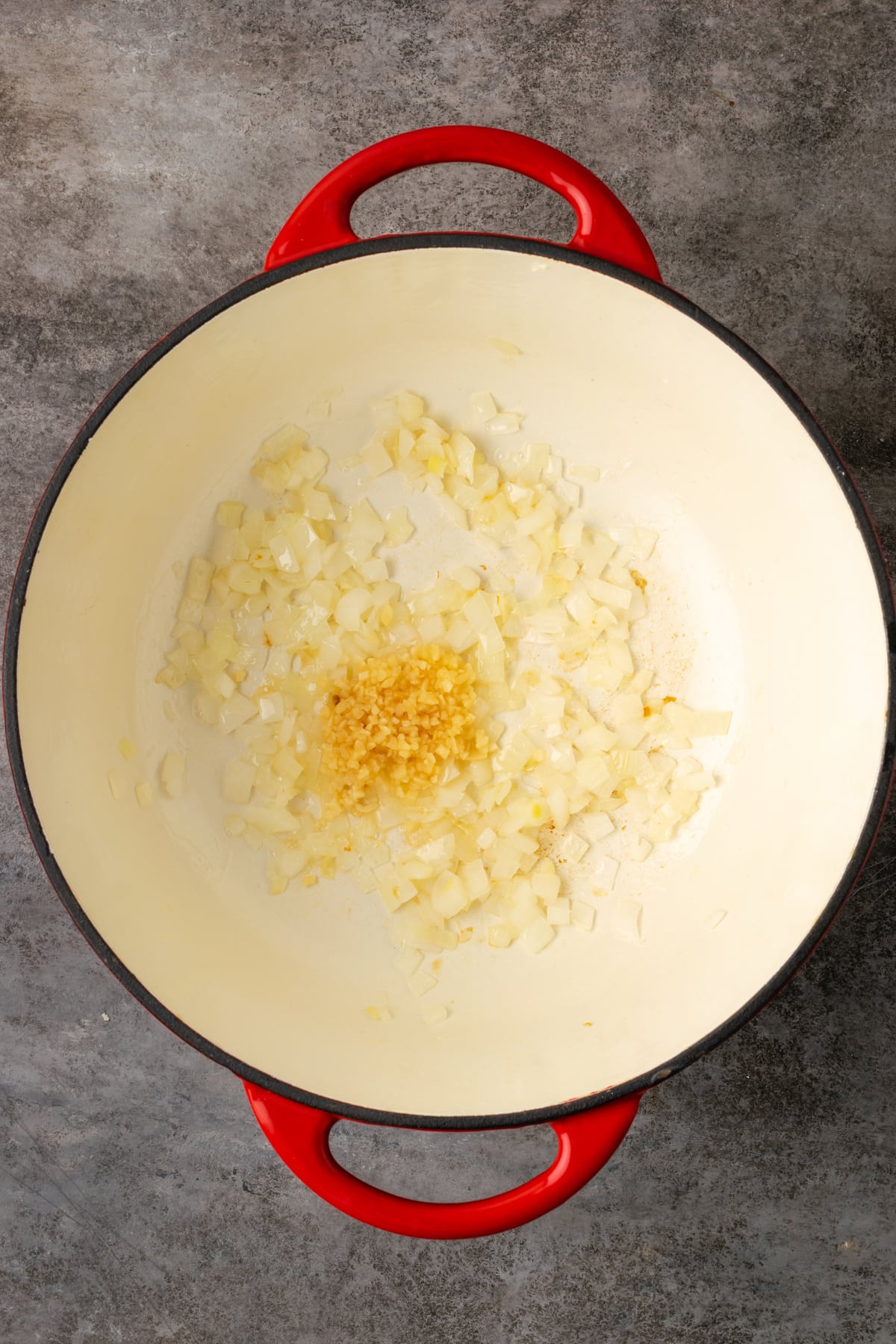 La sopa de lasaña es todo lo que amamos de lasaña casera envuelta en una comida de una sola olla. ¡Prepara esta receta fácil de sopa en 30 minutos o menos! Cebolla picada y ajo en el fondo de una olla grande.