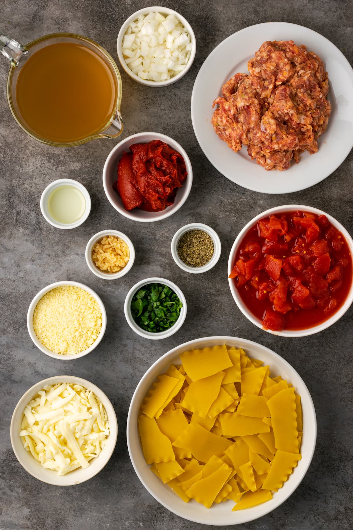 La sopa de lasaña es todo lo que amamos de lasaña casera envuelta en una comida de una sola olla. ¡Prepara esta receta fácil de sopa en 30 minutos o menos! Los ingredientes para la sopa de lasaña.