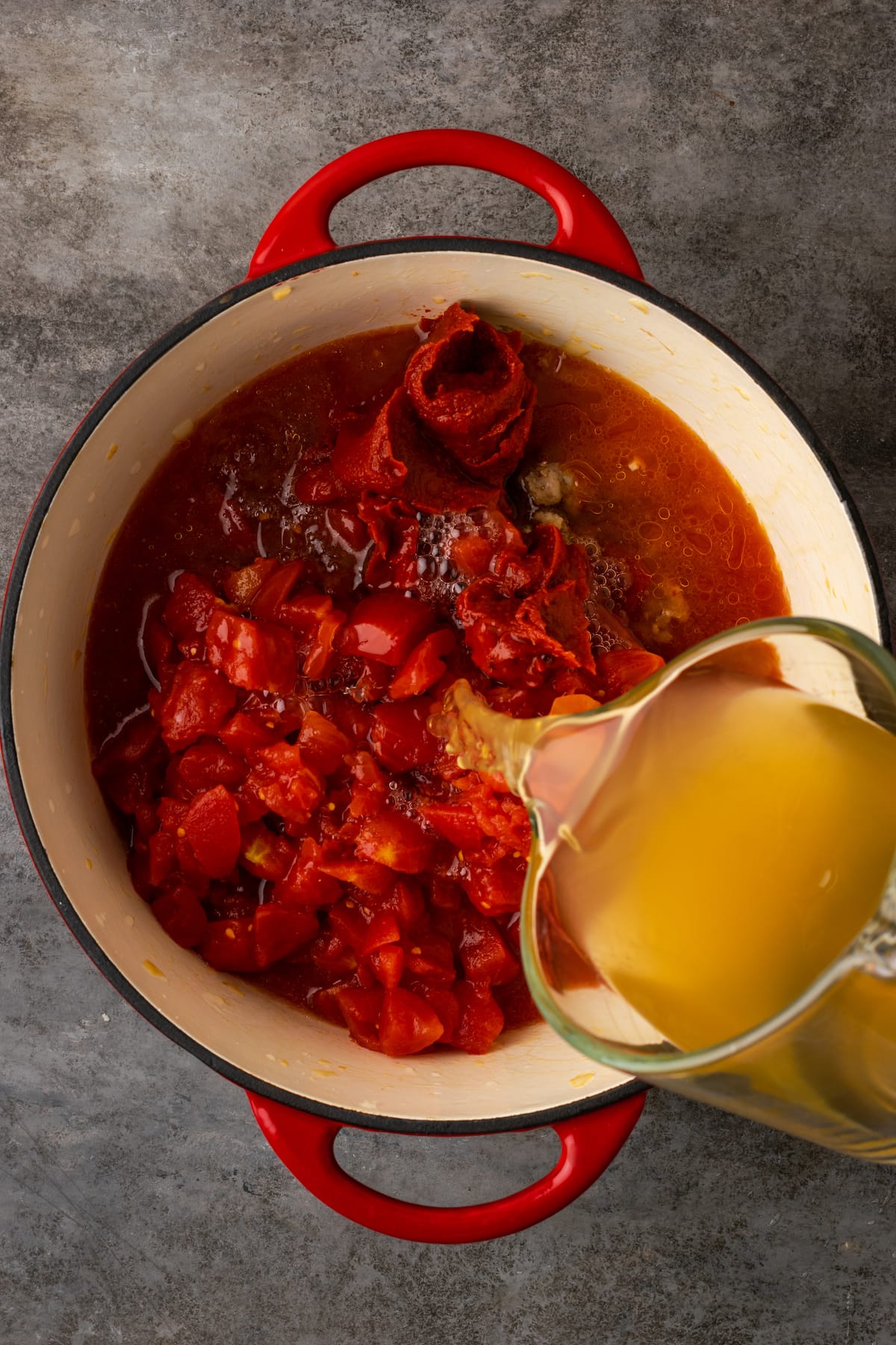 La sopa de lasaña es todo lo que amamos de lasaña casera envuelta en una comida de una sola olla. ¡Prepara esta receta fácil de sopa en 30 minutos o menos! El caldo de pollo se vierte en una olla grande con tomates cortados en cubitos, pasta de tomate y salchicha molida.