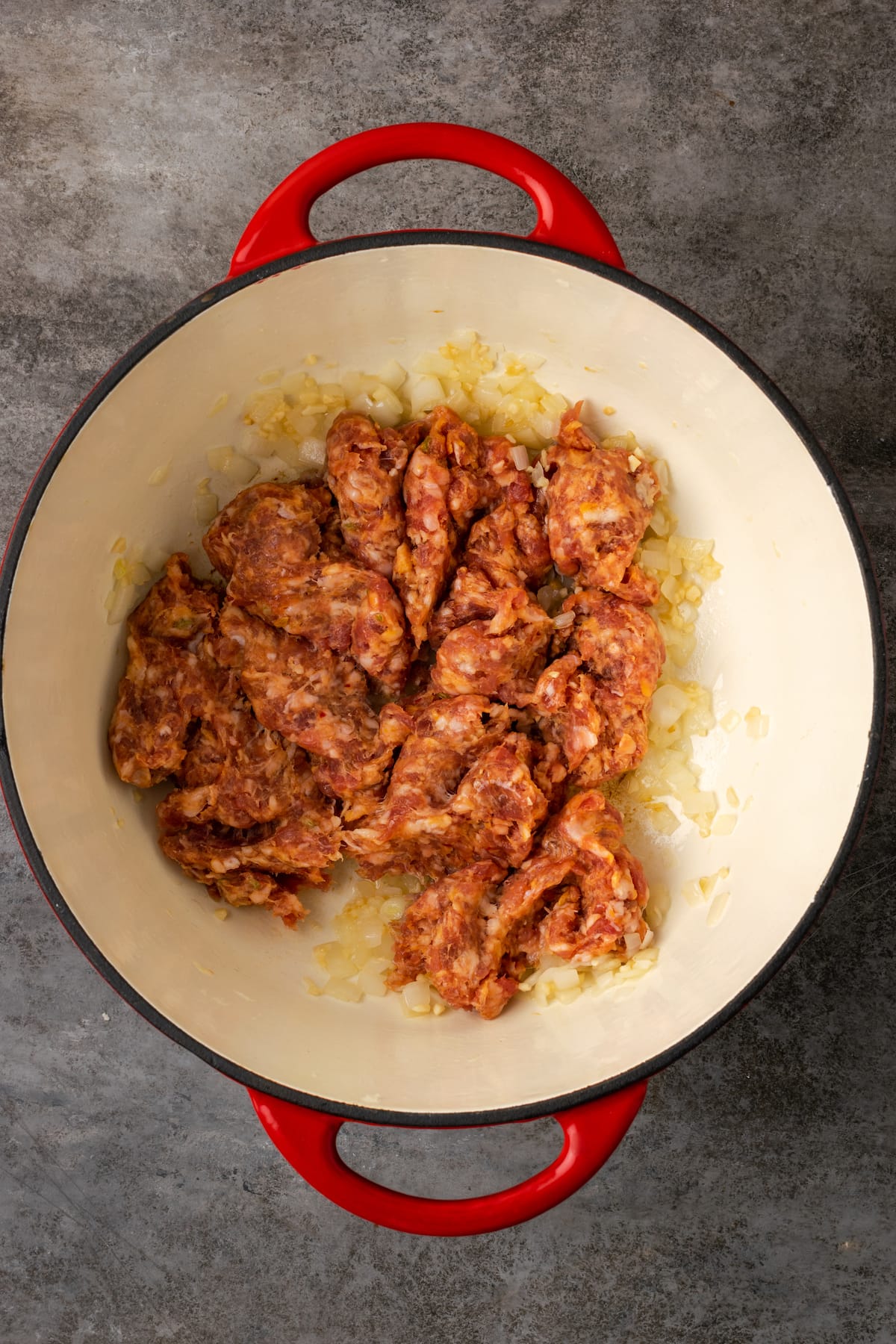 La sopa de lasaña es todo lo que amamos de lasaña casera envuelta en una comida de una sola olla. ¡Prepara esta receta fácil de sopa en 30 minutos o menos! Salchicha italiana molida agregada a una olla grande con cebolla y ajo salteados.