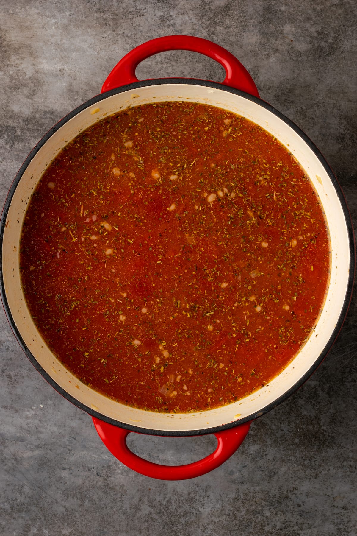 La sopa de lasaña es todo lo que amamos de lasaña casera envuelta en una comida de una sola olla. ¡Prepara esta receta fácil de sopa en 30 minutos o menos! El caldo de tomate para la sopa de lasaña dentro de una olla grande.
