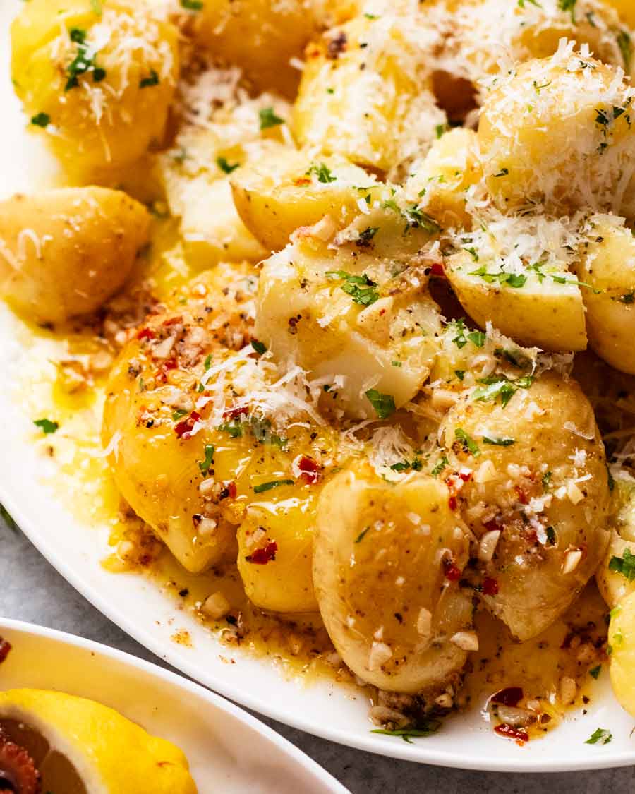 Patatas trituradas al lado de pulpitos marinados Crispy
