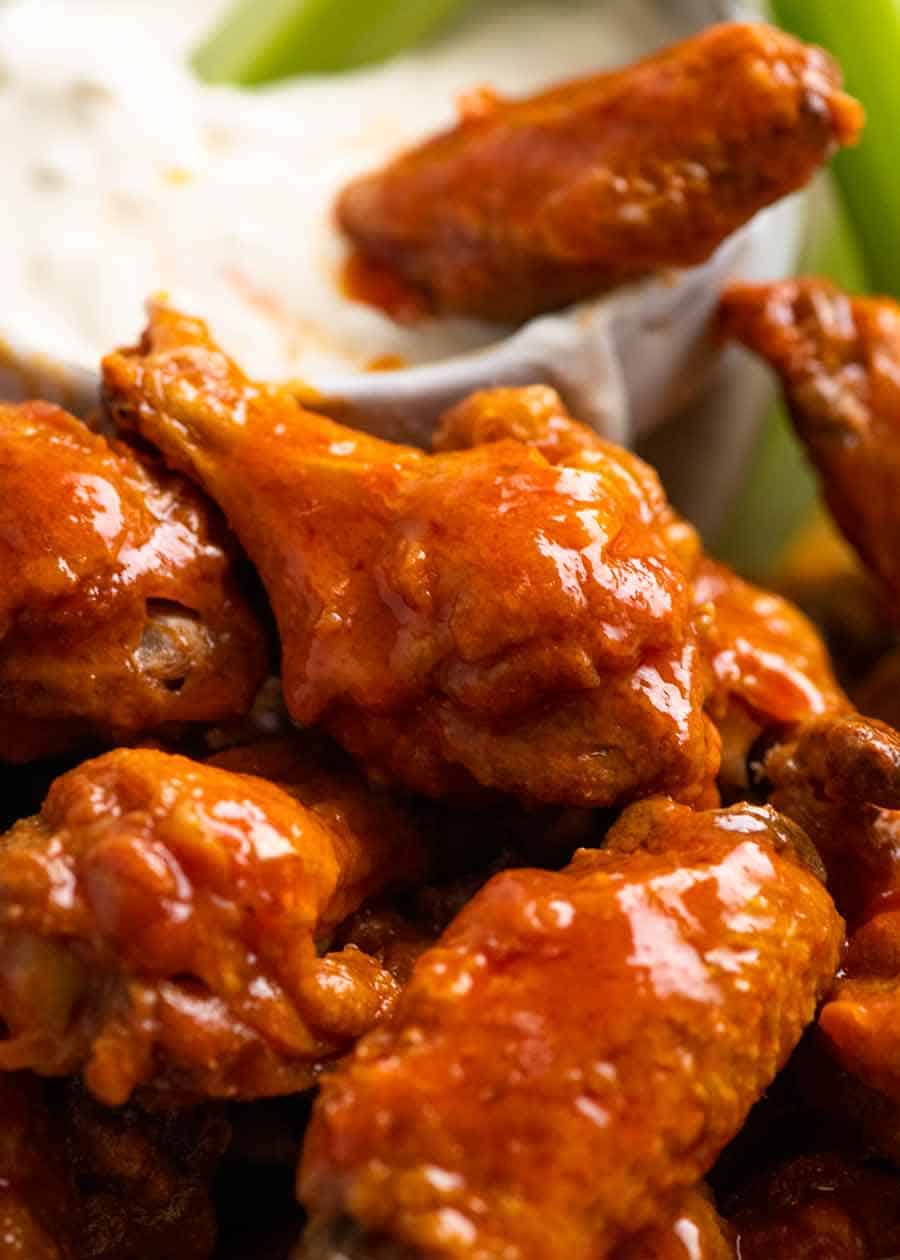 Primer plano de Buffalo Wings: alitas crujientes al horno con salsa Buffalo