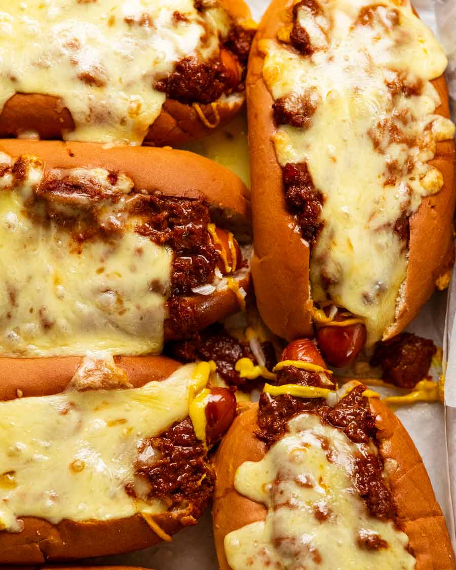 Chili dogs recién horneados