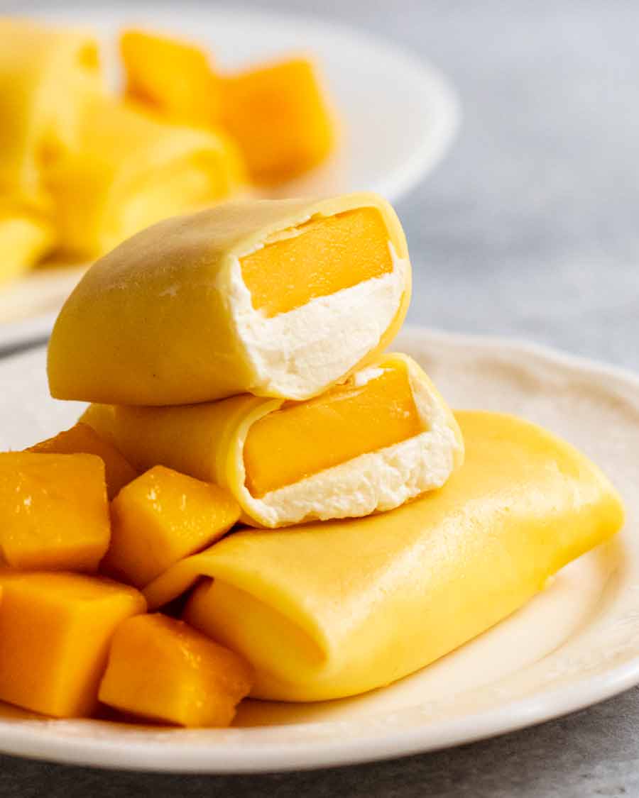 Pila de tortitas de mango recién hechas