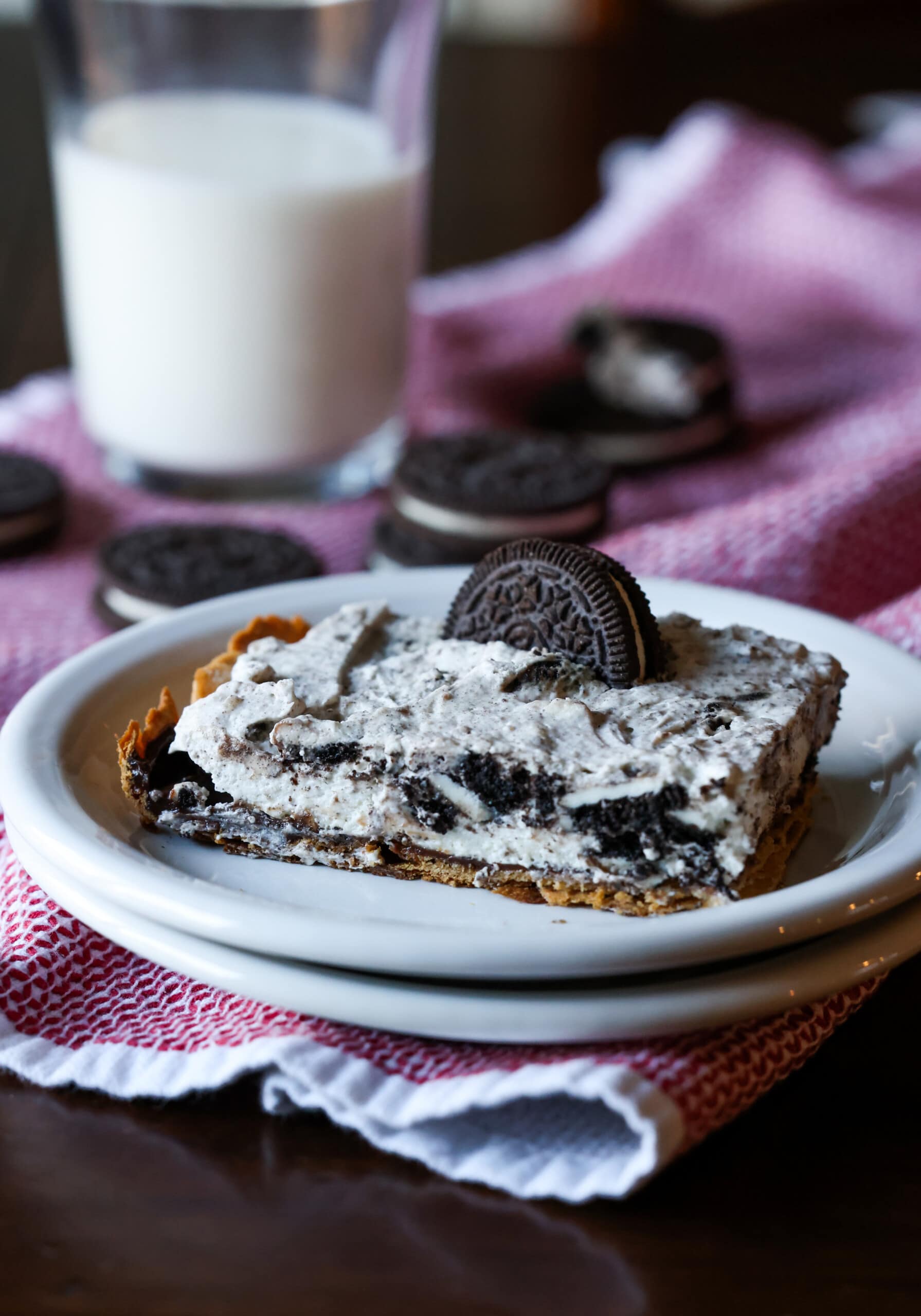 Un trozo de pastel de queso Oreo en un plato