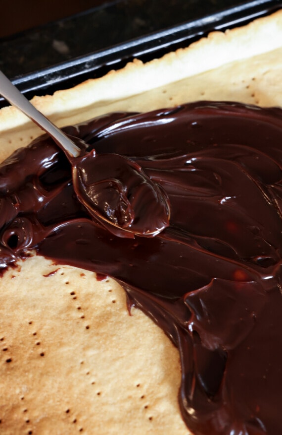 dulce de azúcar caliente untado en la masa de pastel
