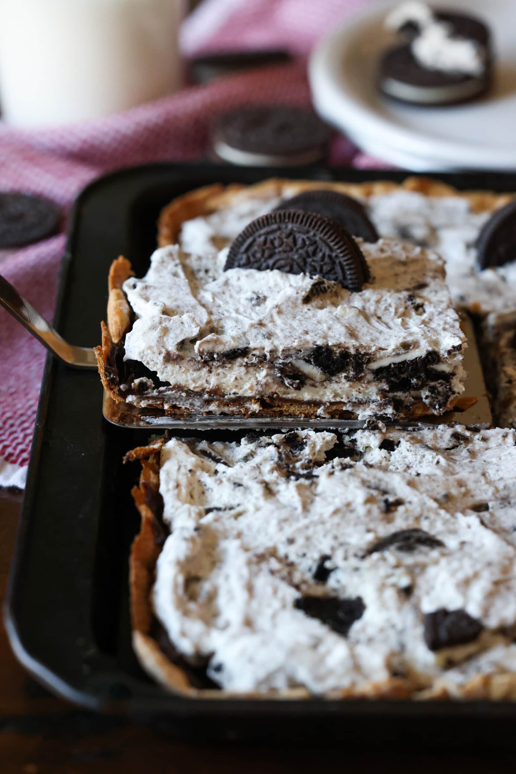 Slab Pie de Oreo siendo rebanado y servido