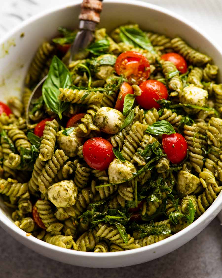 Tazón grande de ensalada de pasta al pesto