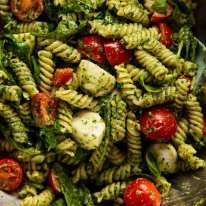 Cerrar foto de ensalada de pasta al pesto
