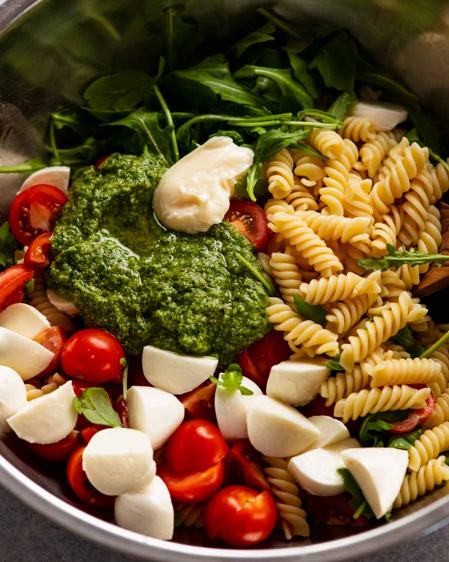 Hacer ensalada de pasta al pesto