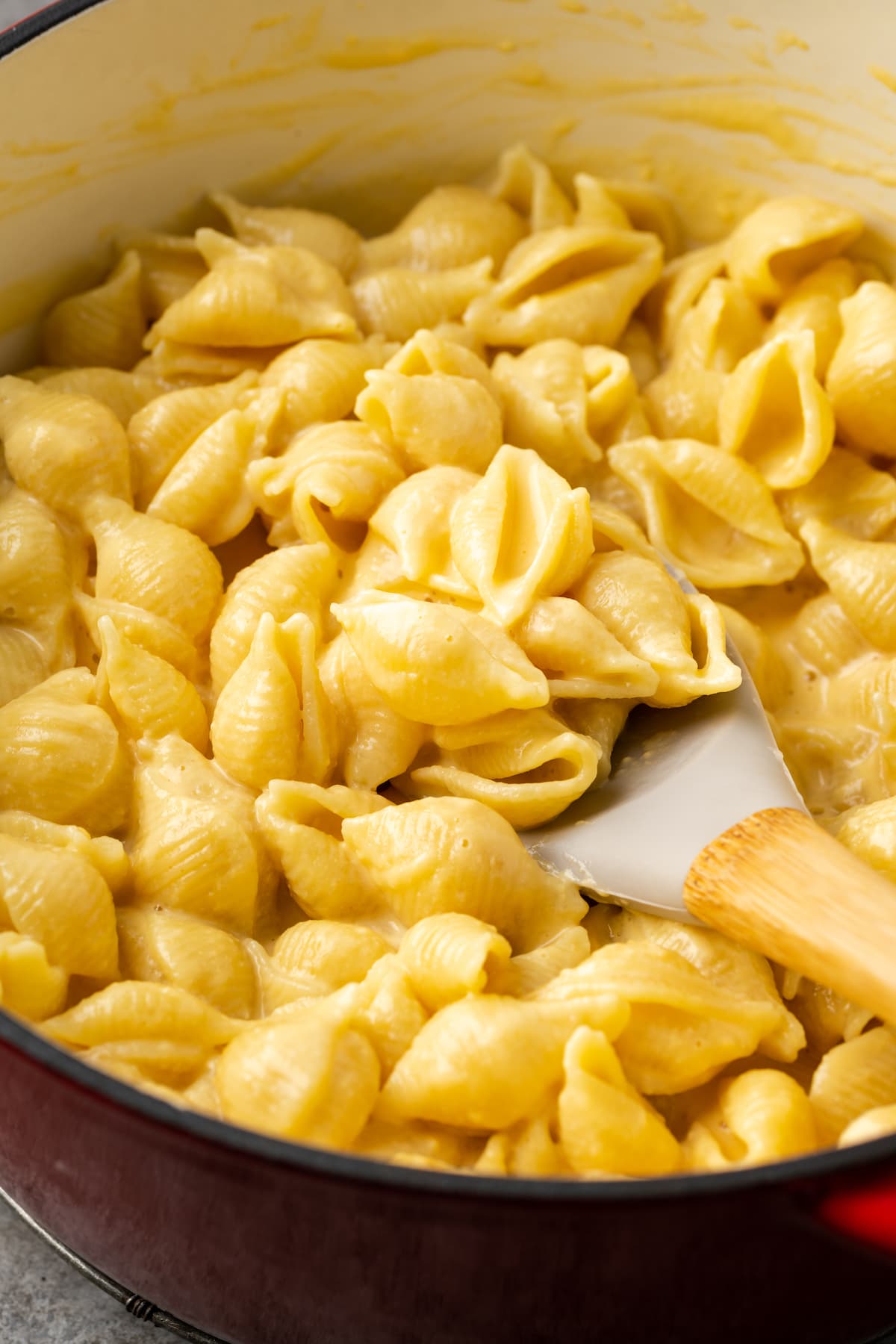 ¡Este Stovetop Mac and Cheese es un alimento reconfortante clásico, hecho en una olla con solo 5 ingredientes! Los macarrones con queso caseros nunca han sido tan fáciles. Mac y queso en la estufa en una olla grande con una cuchara para revolver.