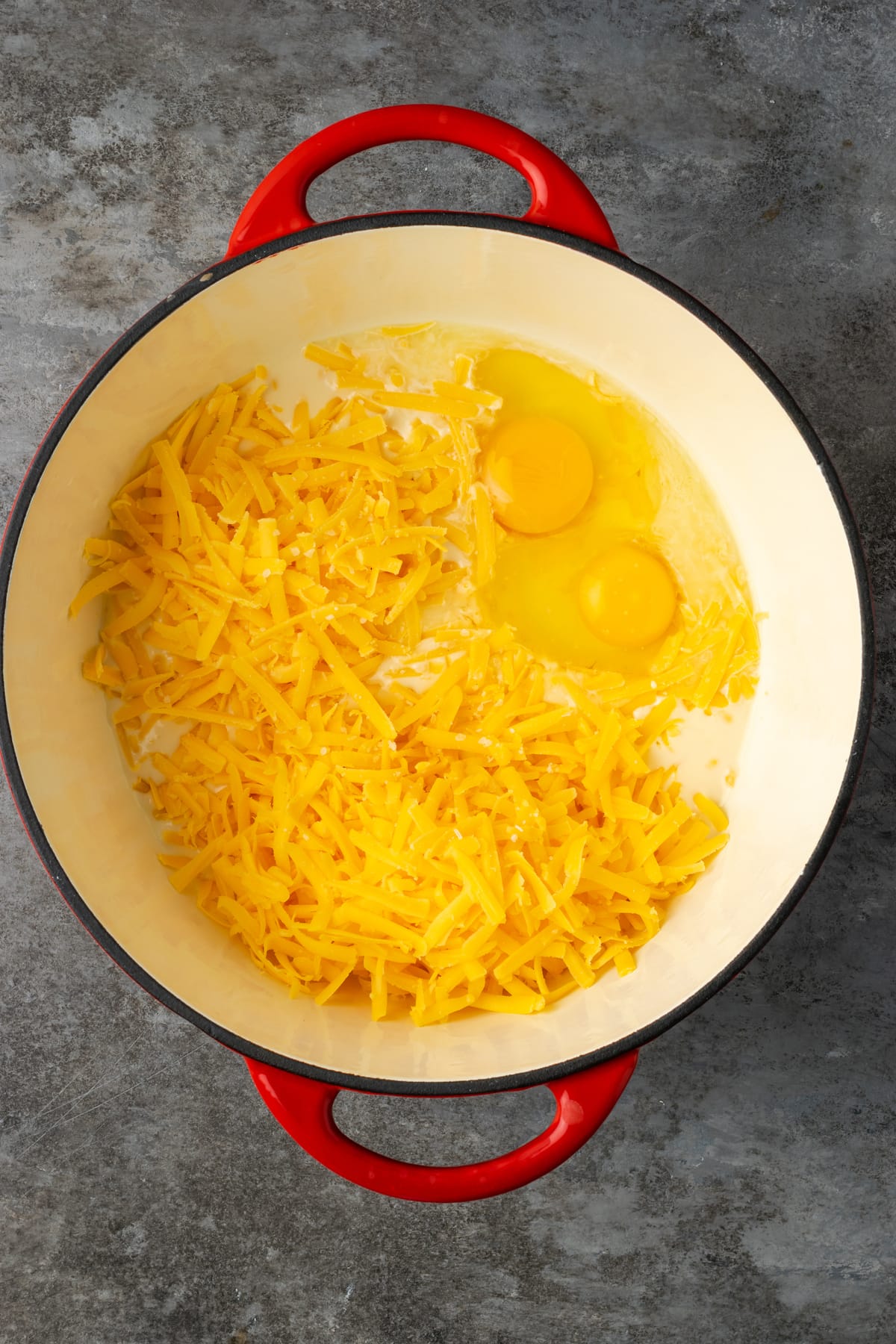 ¡Este Stovetop Mac and Cheese es un alimento reconfortante clásico, hecho en una olla con solo 5 ingredientes! Los macarrones con queso caseros nunca han sido tan fáciles. Queso cheddar rallado, huevos e ingredientes de la salsa combinados en una olla grande.