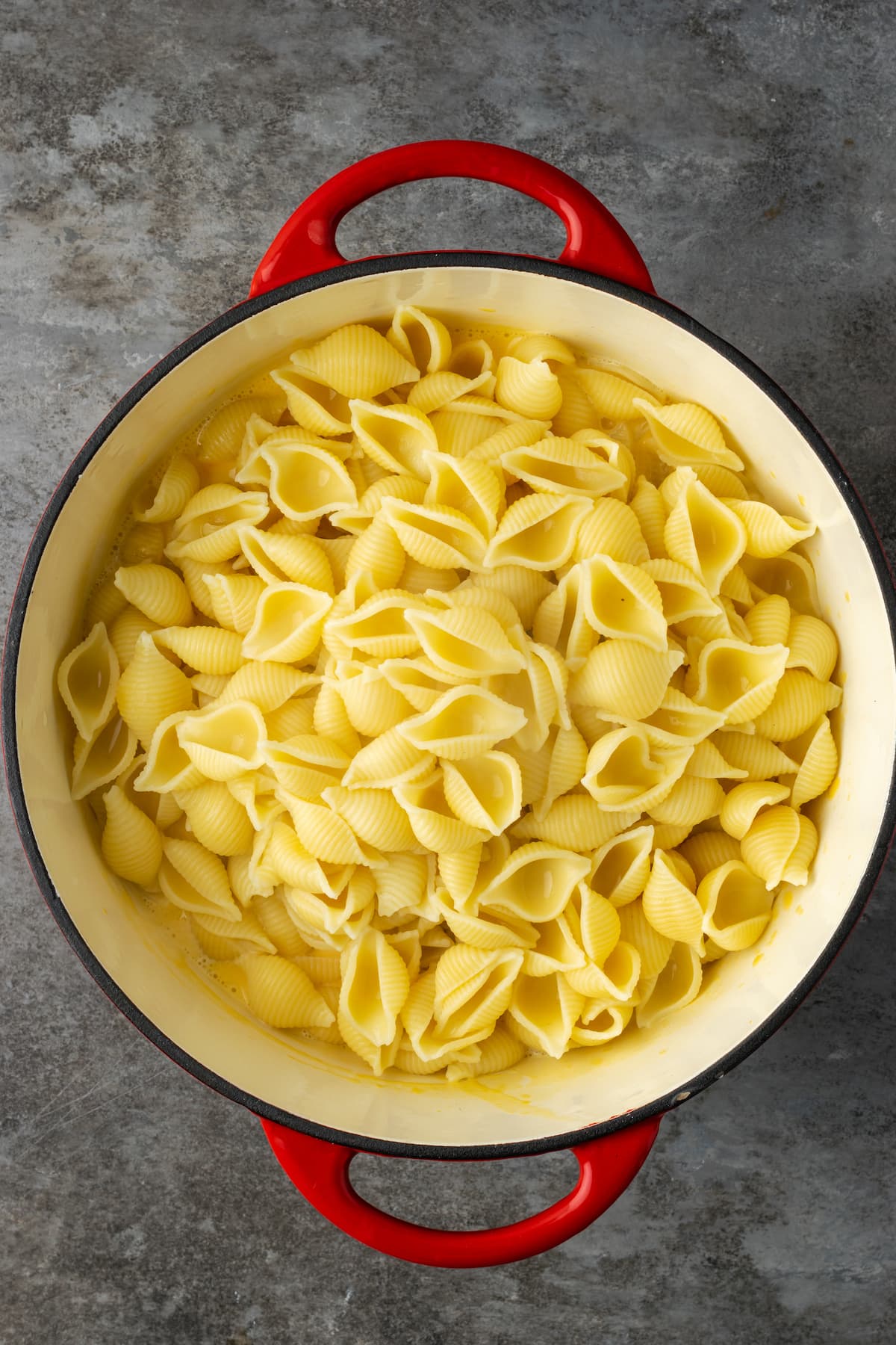 ¡Este Stovetop Mac and Cheese es un alimento reconfortante clásico, hecho en una olla con solo 5 ingredientes! Los macarrones con queso caseros nunca han sido tan fáciles. Pasta de concha cocida agregada a una olla grande.