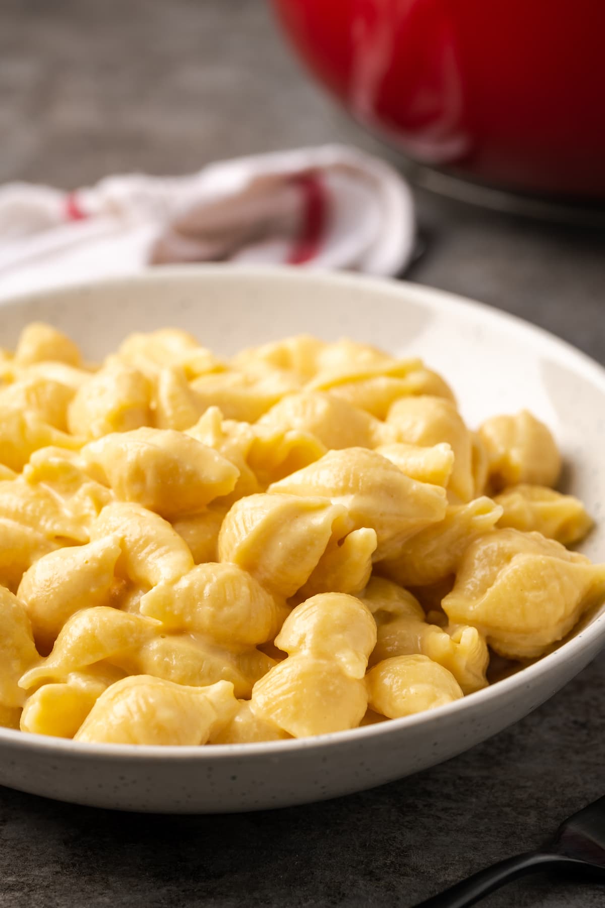 ¡Este Stovetop Mac and Cheese es un alimento reconfortante clásico, hecho en una olla con solo 5 ingredientes! Los macarrones con queso caseros nunca han sido tan fáciles. Un tazón lleno de macarrones con queso en la estufa.