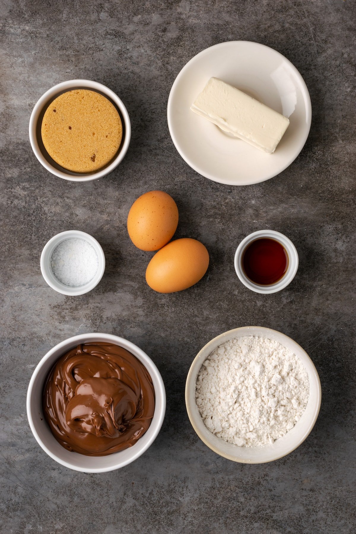 Los brownies caseros de Nutella son ricos, dulces y se arremolinan con crema de chocolate y avellanas. ¡Prepáralos en un tazón con solo 7 ingredientes! Los ingredientes para los brownies caseros de Nutella.