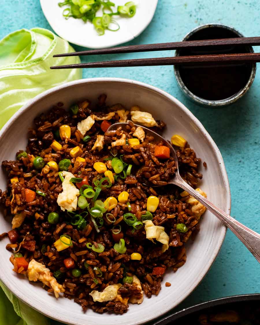 Arroz frito con ternera en un bol listo para comer