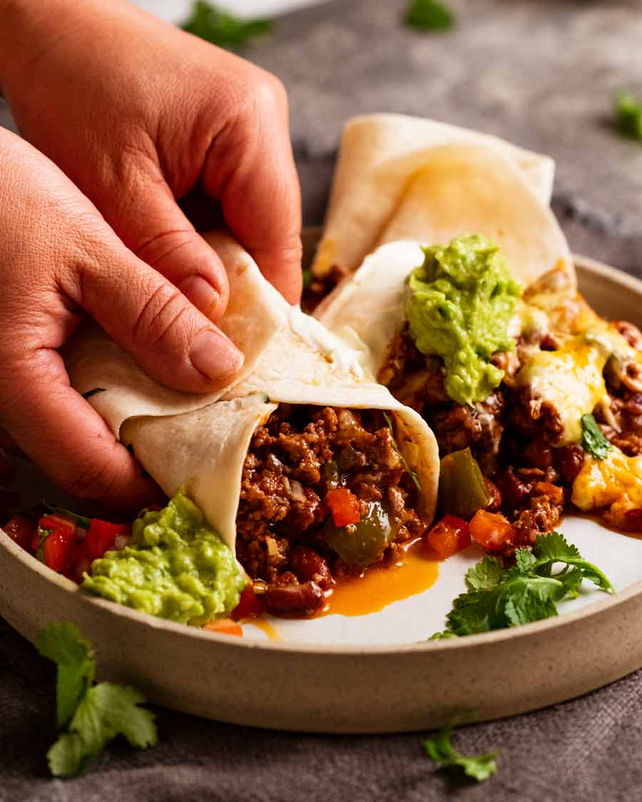 Cazuela de frijoles y carne mexicana con queso estilo burrito