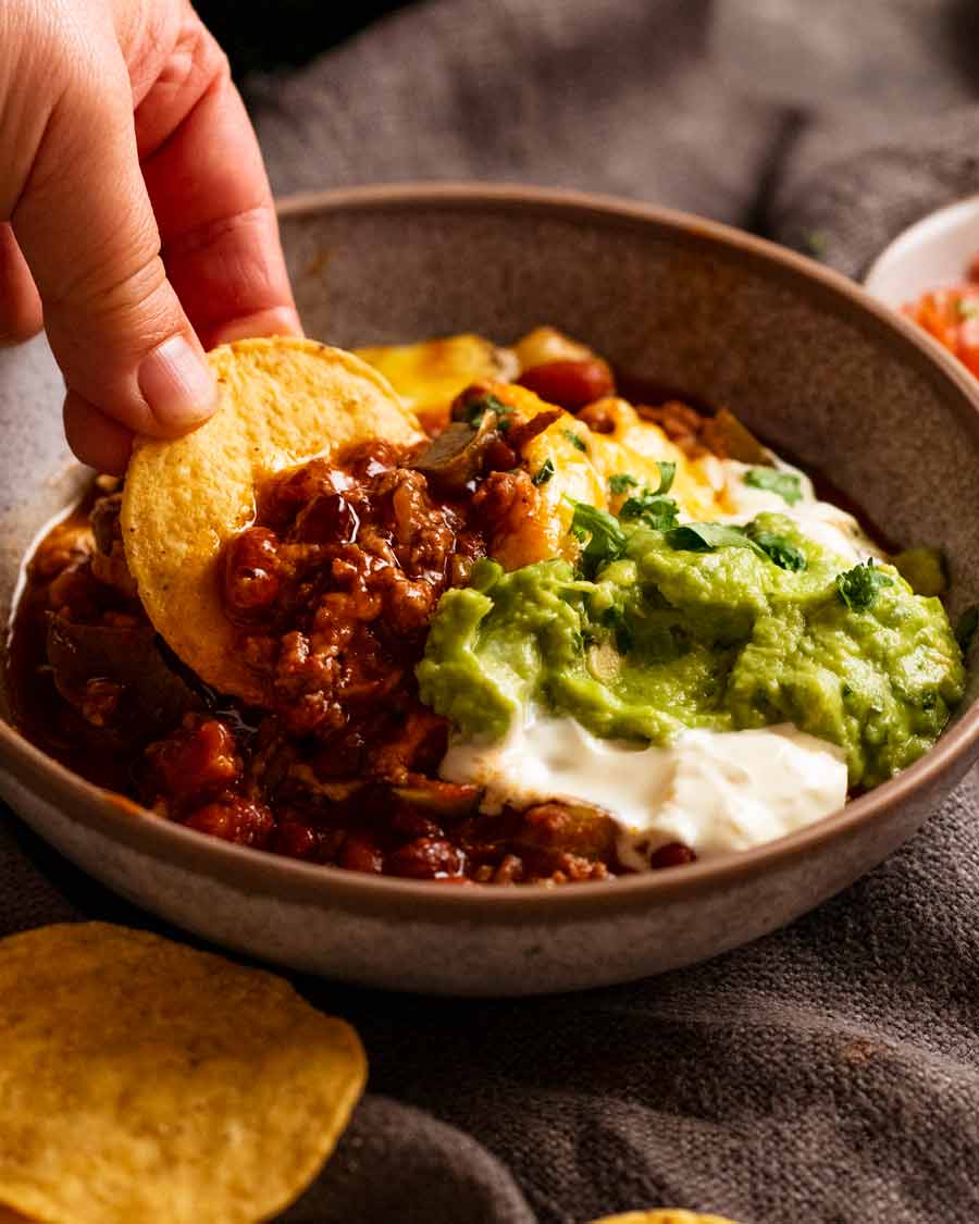 Recogiendo carne mexicana con queso y guiso de frijoles con totopos de maíz
