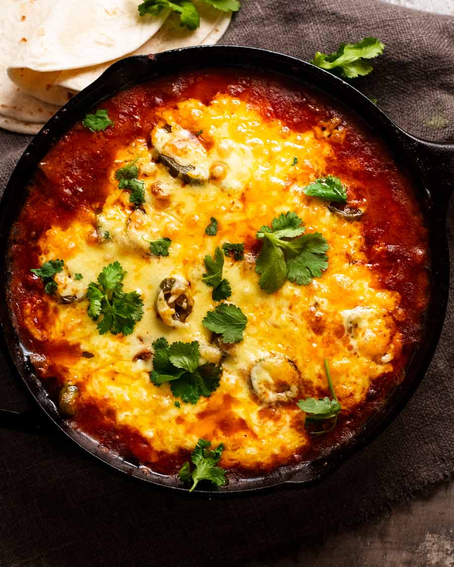 Cazuela mexicana de res con queso y frijoles recién salida del horno