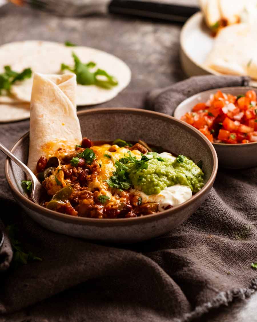 Cena de cazuela de frijoles y carne mexicana con queso