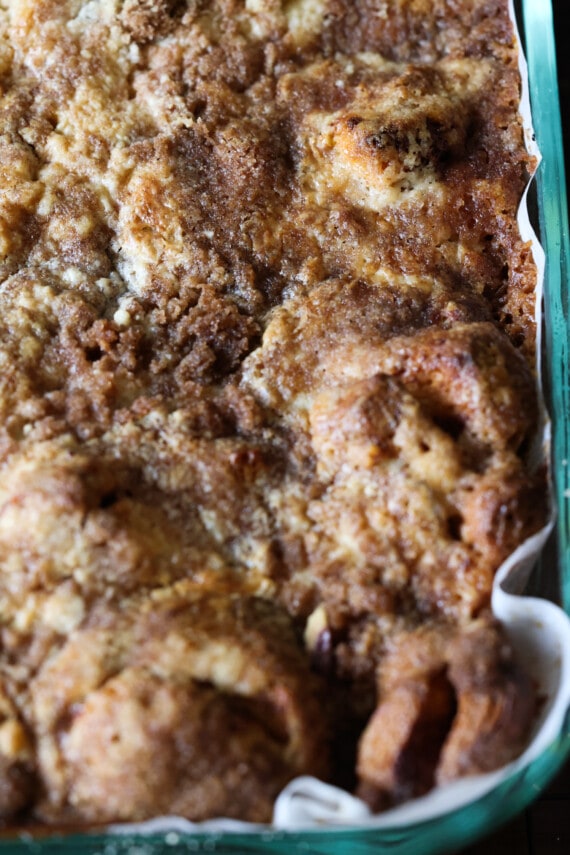 Pastel volcado de rollo de canela al horno sin glaseado