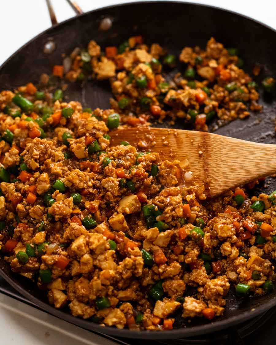 Relleno de tofu y vegetales para wraps vegetarianos de lechuga - san choy bow