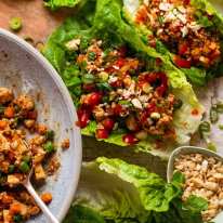 Primer plano de envolturas de lechuga vegetariana - san choy bow