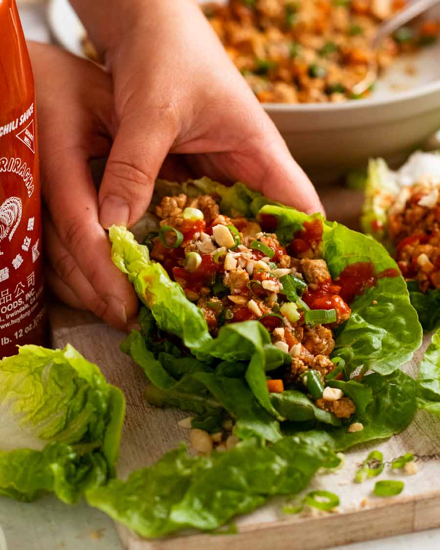 Mano sosteniendo wraps de lechuga vegetariana - san choy bow