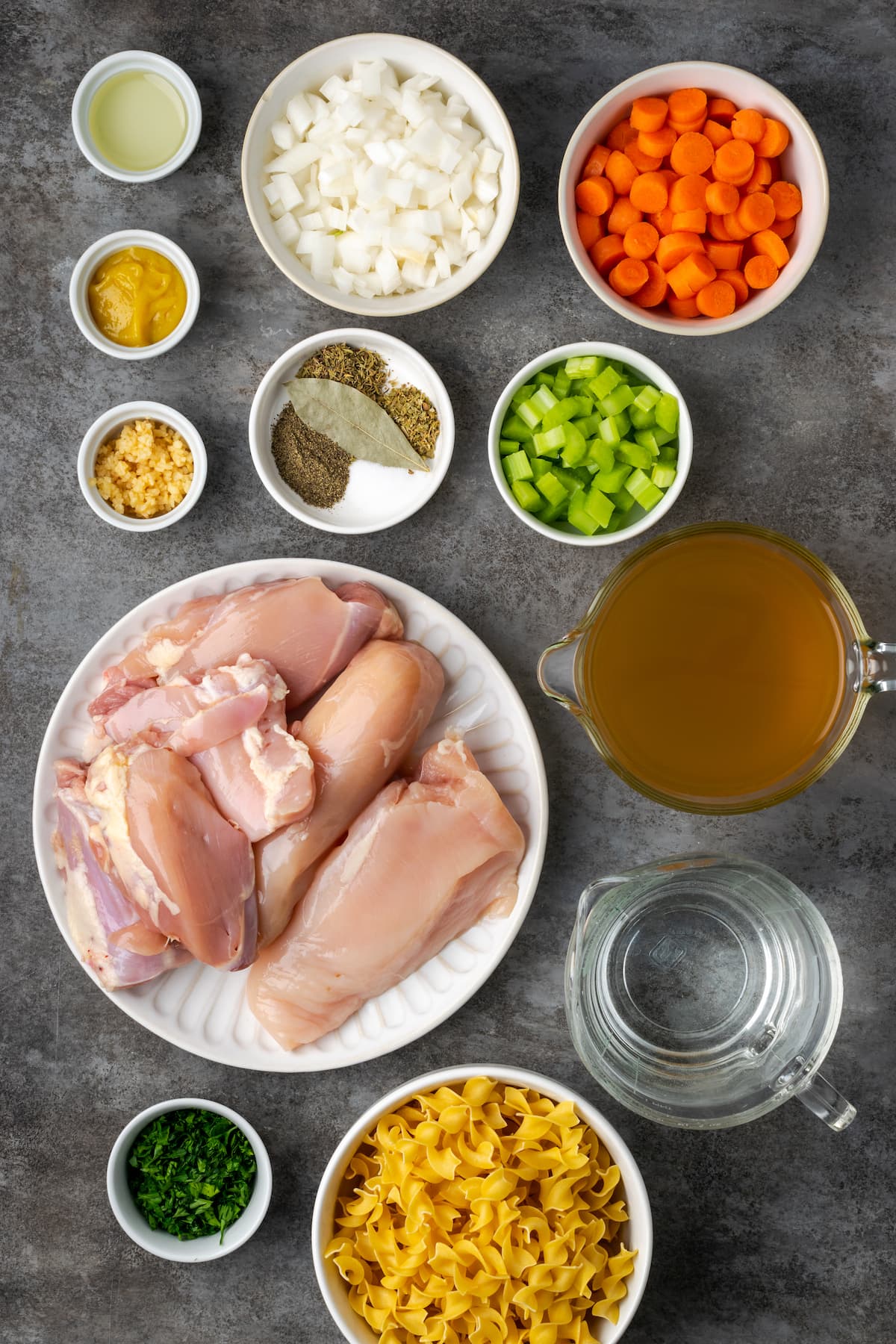 Los ingredientes para la sopa de fideos con pollo Instant Pot.