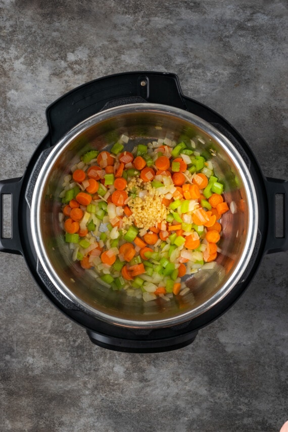 Instant Pot Chicken Noodle Soup es un atajo rápido y fácil para un alimento reconfortante favorito. Rebosante de ingredientes clásicos y toneladas de sabor. Verduras salteadas dentro del Instant P